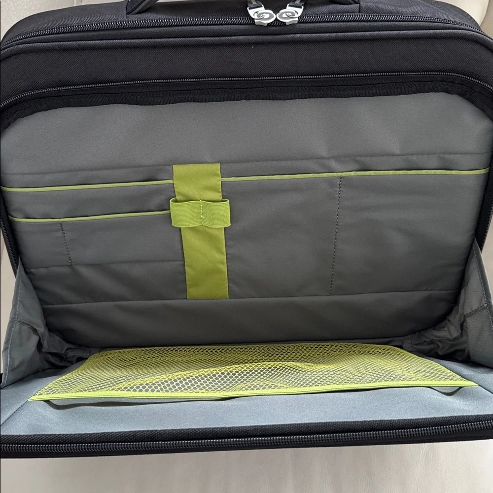 Case Logic black nylon laptop bag w/adjustable strap and top handle, NWOT